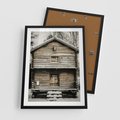 Plakat w ramie 50x70 - Stary Drewniany Dom w Śniegu - stary drewniany dom, zima - rama czarna