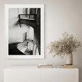 Plakat w ramie 30x40 - Po Schodach w Dół - czarno białą fotgrafia, zakręcone schody w starek kamienicy - rama biała