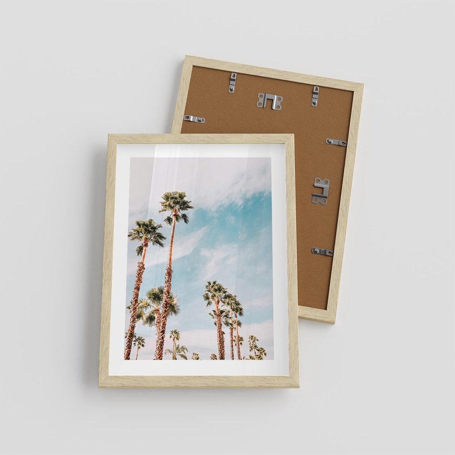 Plakat w ramie 30x40 - Tropikalna Sielskość: Palmy i Błękitne Niebo - palmy na tle błękitnego nieba - rama drewno