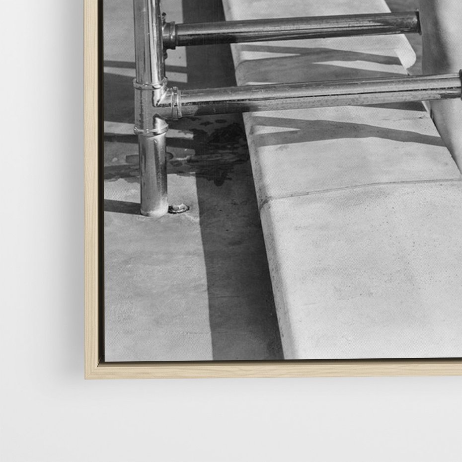 Obraz w ramie 80x120 - Retro Basen - retro zdjęcie, czarno białe - rama drewno