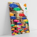 Obraz na płótnie 50x70 - Barwna symfonia wyobraźni - fotografia, kolorowe parasolki podwieszone nad ulicą