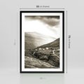 Plakat w ramie 50x70 - Domki w Górach - czarno biała fotografia, górski pejzaż - rama czarna