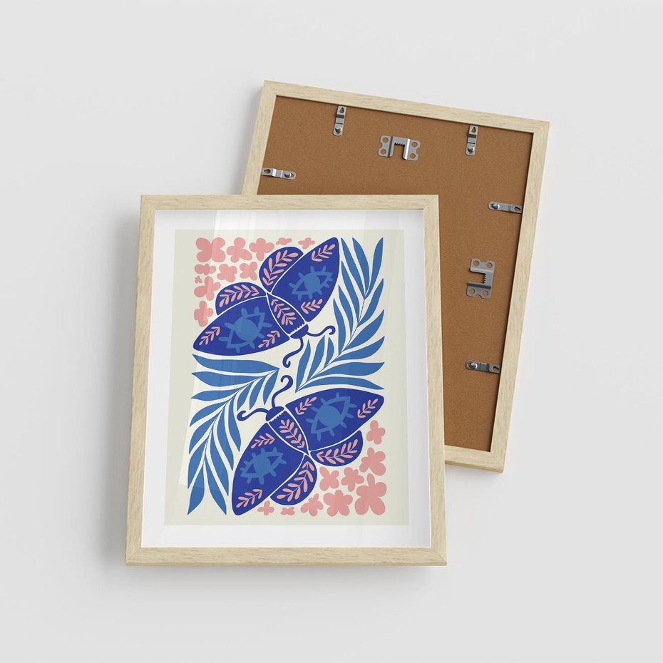 Plakat w ramie 40x50 - Migotliwa Rzeczywistość - ćmy, kwiaty - rama drewno