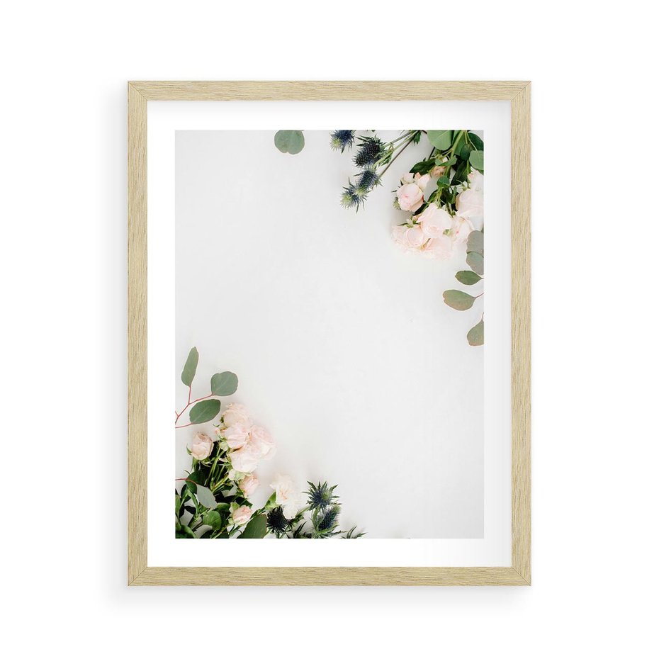 Plakat w ramie 40x50 - Kompozycja z Białych Róż i Eukaliptusa - kompozycja z białych kwiatów na białym tle, róże - rama drewno