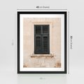 Plakat w ramie 40x50 - Urok Starego Okna z Zielonymi Okiennicami - stare okno, kamienica - rama czarna