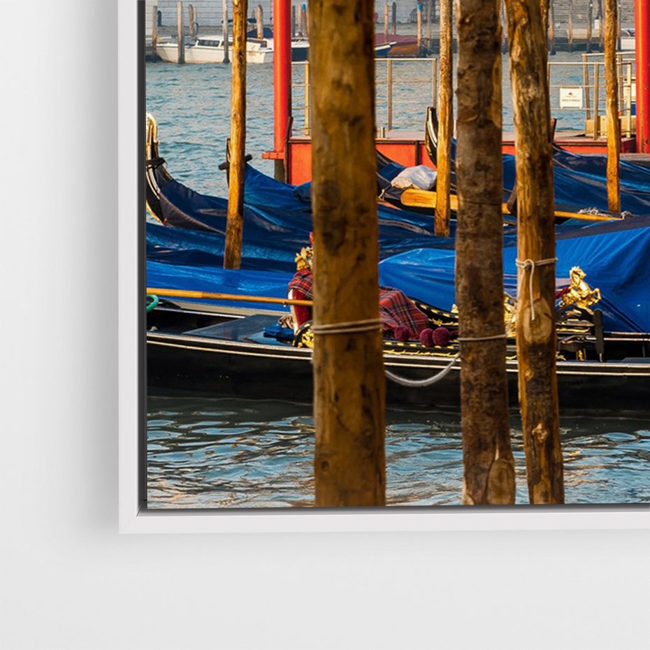 Obraz w ramie 50x70 - Urok Wenecji - fotografia, przystań w Wenecji - rama biała