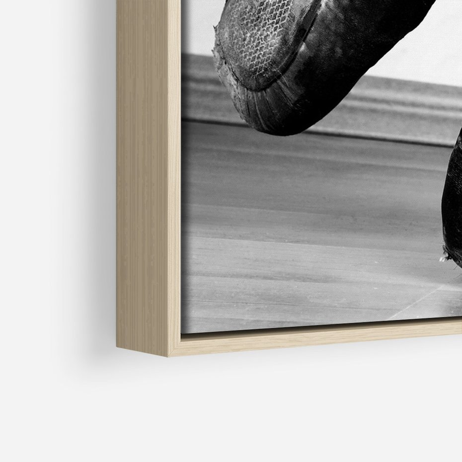 Obraz w ramie 70x100 - Taniec Zmysłów - artystyczne zdjęcie, odcienie szarości - rama drewno