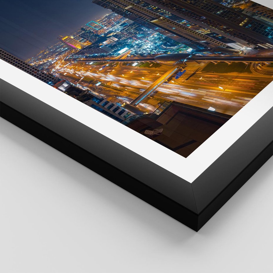 Plakat w ramie 30x40 - Nocna magia - miasto, noc - rama czarna