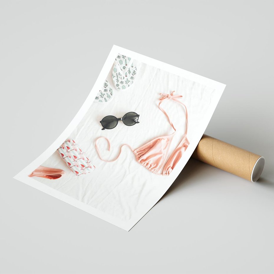 Plakat bez ramy 50x70 - Letnia Elegancja na Plaży - kompozycja, elementy stroju na plażę