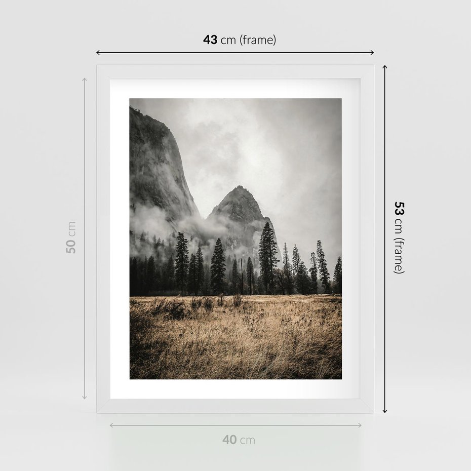 Plakat w ramie 40x50 - Mglisty Pejzaż Górski: Urok Niewidzialnośc - góry, krajobraz - rama biała
