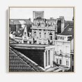 Obraz w ramie 50x50 - Miasto w Retro Odsłonie - fotografia czarno biała, ujęcie na dachy wielkiego miasta - rama drewno