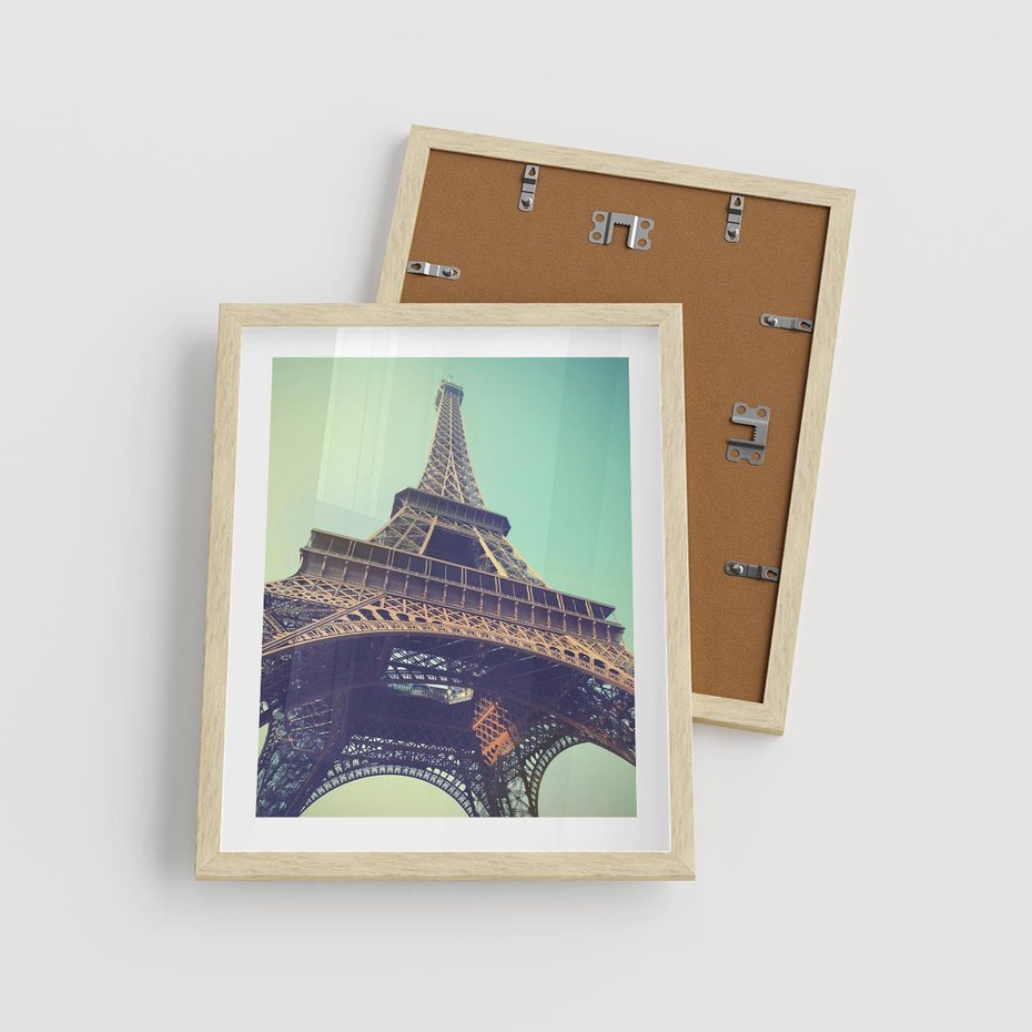 Plakat w ramie 40x50 - Wieża Eiffla w czarno-białej odsłonie - Eiffla, Paryż - rama drewno