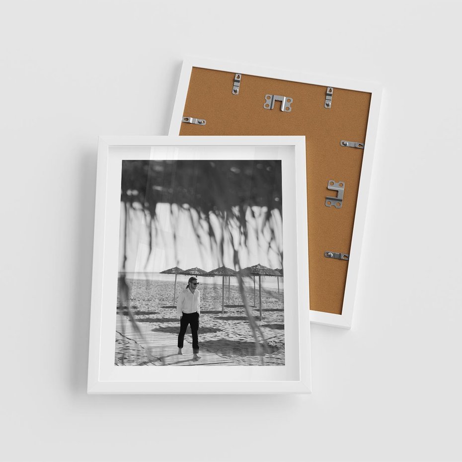Plakat w ramie 40x50 - Wakacyjny Spacer - czarno białe zdjecie, plaża - rama biała