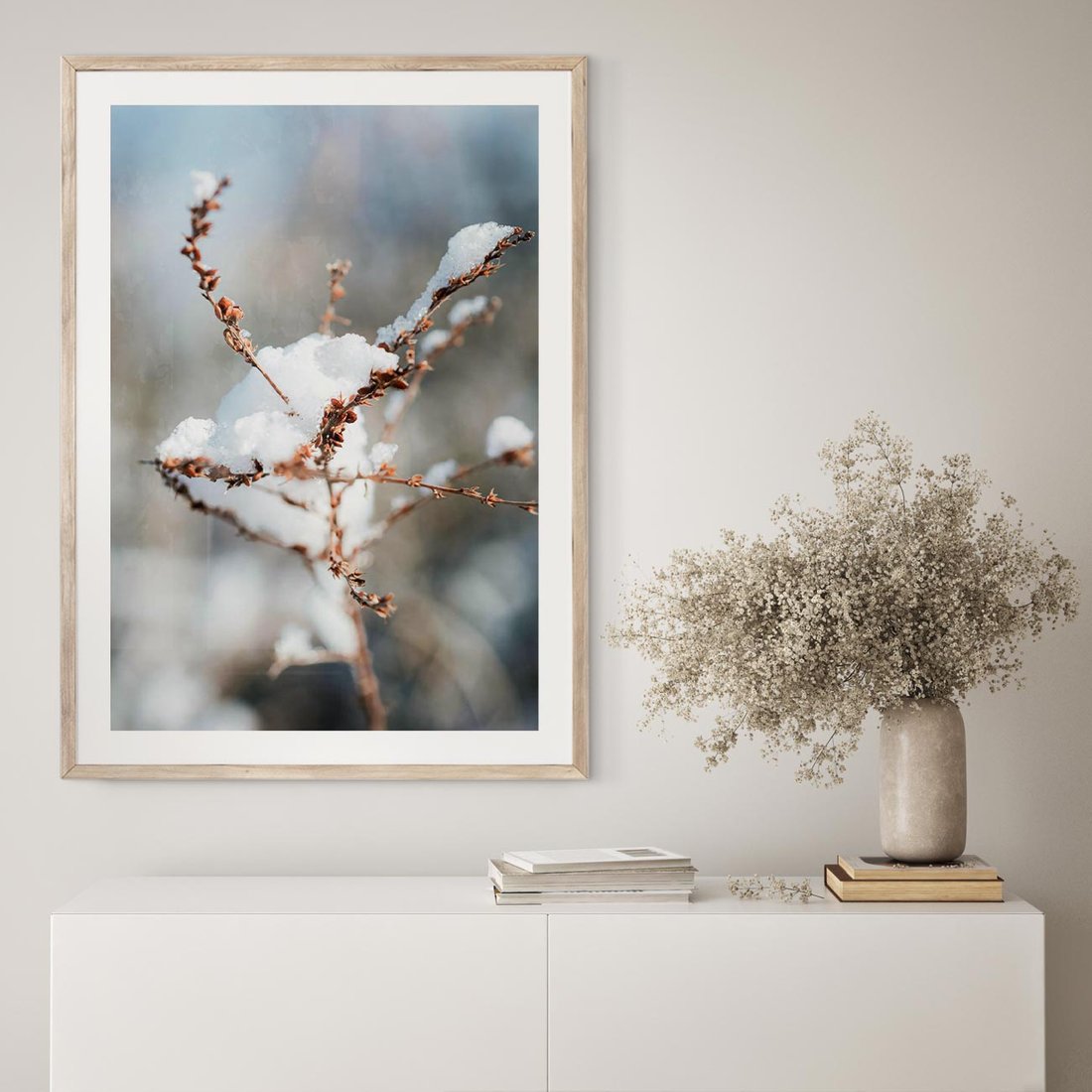 Plakat w ramie 40x50 - Zimowy Urok Natury - gałązki pod śniegiem, natura - rama drewno