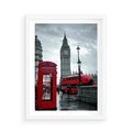 Plakat w ramie 50x70 - Uliczka z charakterystyczną budką w Londynie - Londyn, budka - rama biała