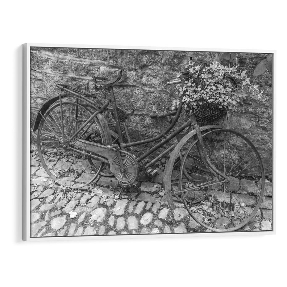Obraz w ramie 120x80 - Zapomniany Urok - czarno biała fotografia, stary rower oparty o mur - rama biała