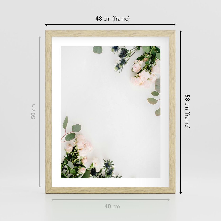 Plakat w ramie 40x50 - Kompozycja z Białych Róż i Eukaliptusa - kompozycja z białych kwiatów na białym tle, róże - rama drewno