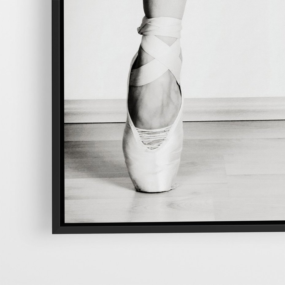 Obraz w ramie 70x100 - Tańcząca Delikatność - artystyczne zdjęcie, odcienie szarości - rama czarna