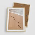 Plakat w ramie 50x70 - Ślady Stóp na Plaży: Spacer nad Morzem - plaża, ślady stóp na piasku - rama drewno