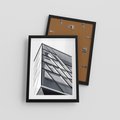 Plakat w ramie 30x40 - Architektura Przyszłości: Czarno-Białe Ujęcie - nowoczesna architektura, czarno białe zdjęcie - rama czarna