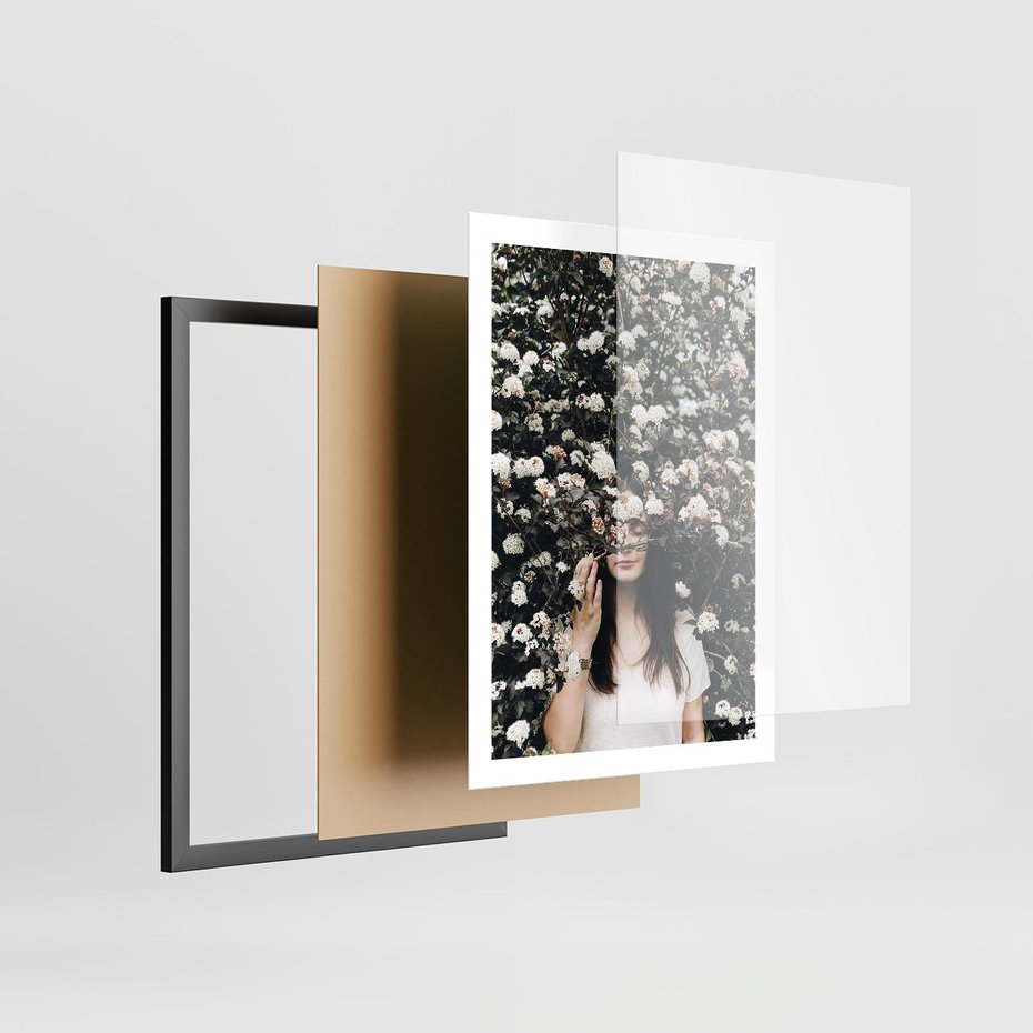 Plakat w ramie 50x70 - Kobieta w Krzewie Kwiatów - krzak z kwiatami, schowana za nim kobieta - rama czarna