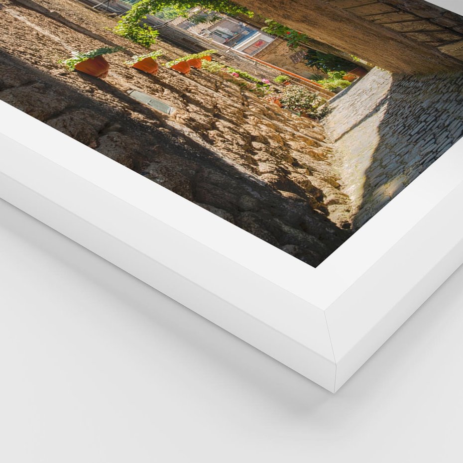 Plakat w ramie 30x40 - Włoska uliczka w perspektywie - Włochy, uliczka - rama biała