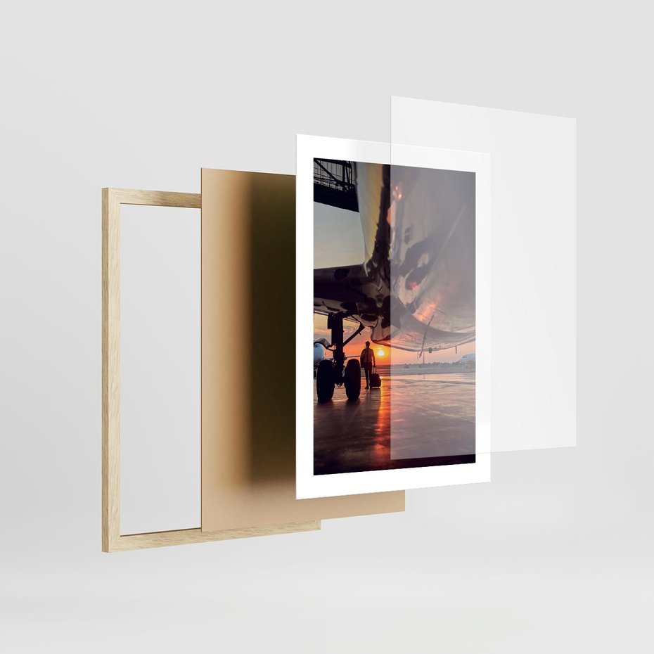 Plakat w ramie 30x40 - Podróż ku Zachodzącemu Słońcu - samolot, scena na lotnisku - rama drewno