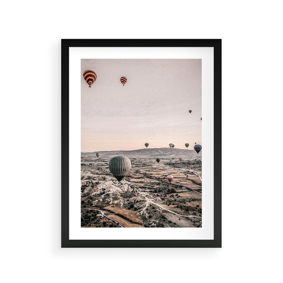 Plakat w ramie 30x40 - Wolność w Powietrzu - balony latające nas pustynnym krajbrazem, balony do latania - rama czarna