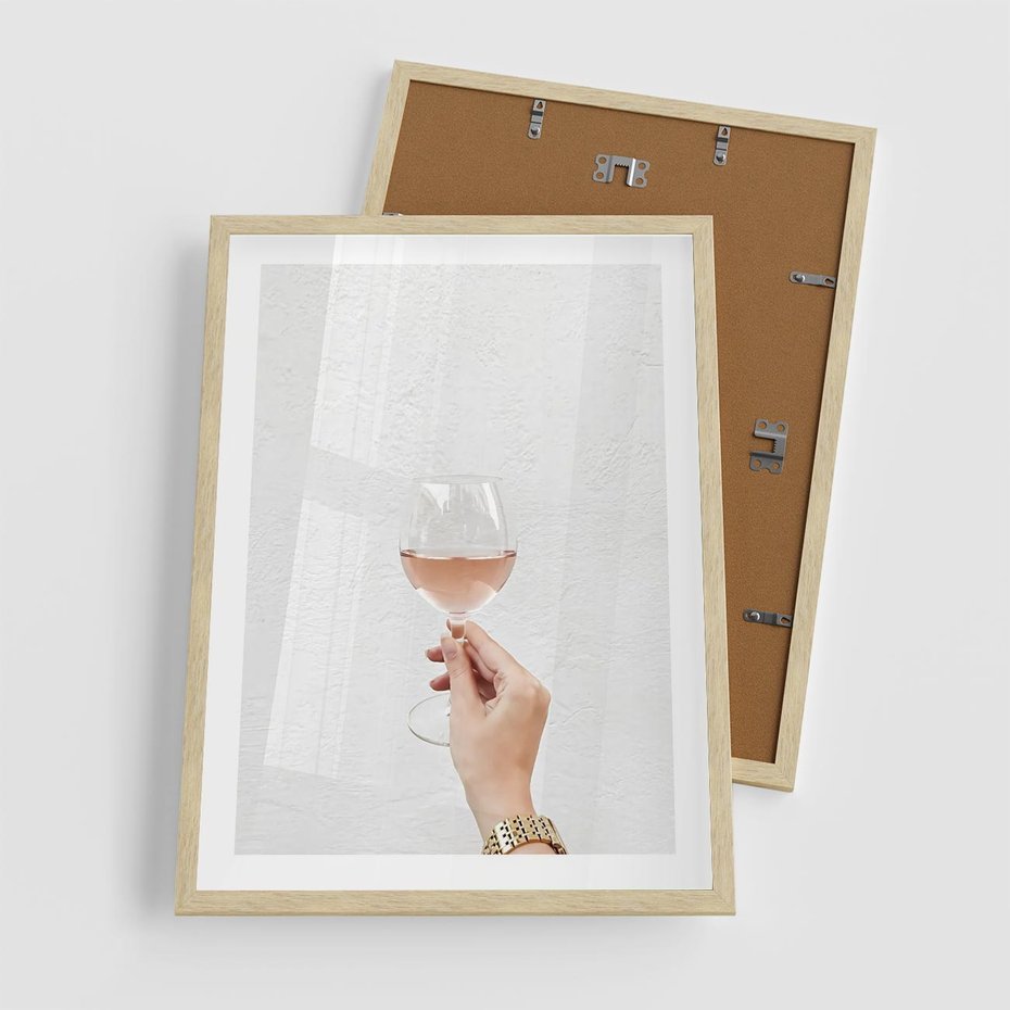 Plakat w ramie 50x70 - Kobieca Dłoń i Różowe Wino - kieliszek różowego wina, kobieca dłoń - rama drewno
