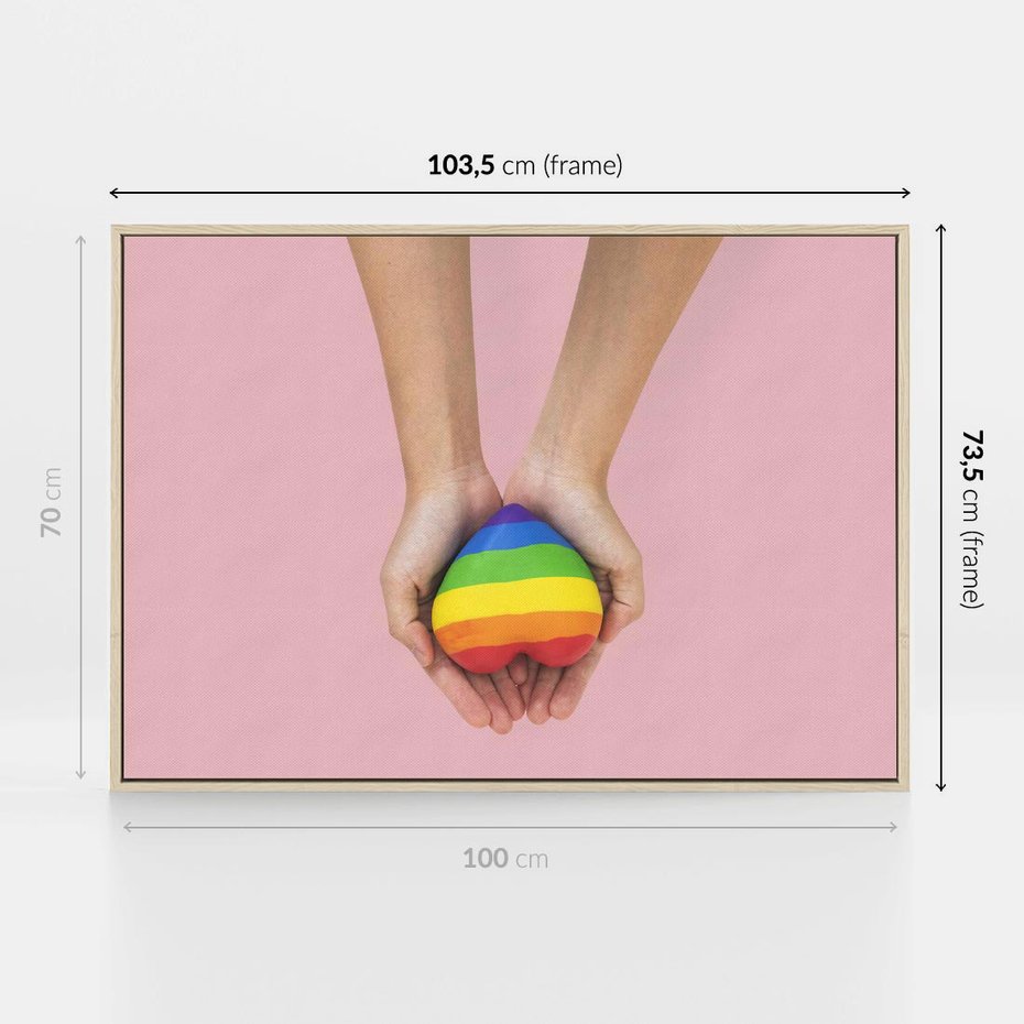 Obraz w ramie 100x70 - Miłość na Dłoniach - zdjęcie, dłonie trzymają ulepione tęczowe serce - rama drewno