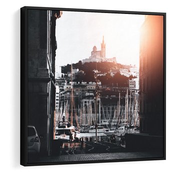 Obraz w ramie 50x50 - Światło Portowe - czarno białe zdjecie, uliczka w nadmorskim mieście - rama czarna