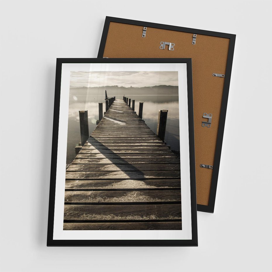 Plakat w ramie 50x70 - Pomost nad jeziorem - pomost, jezioro - rama czarna