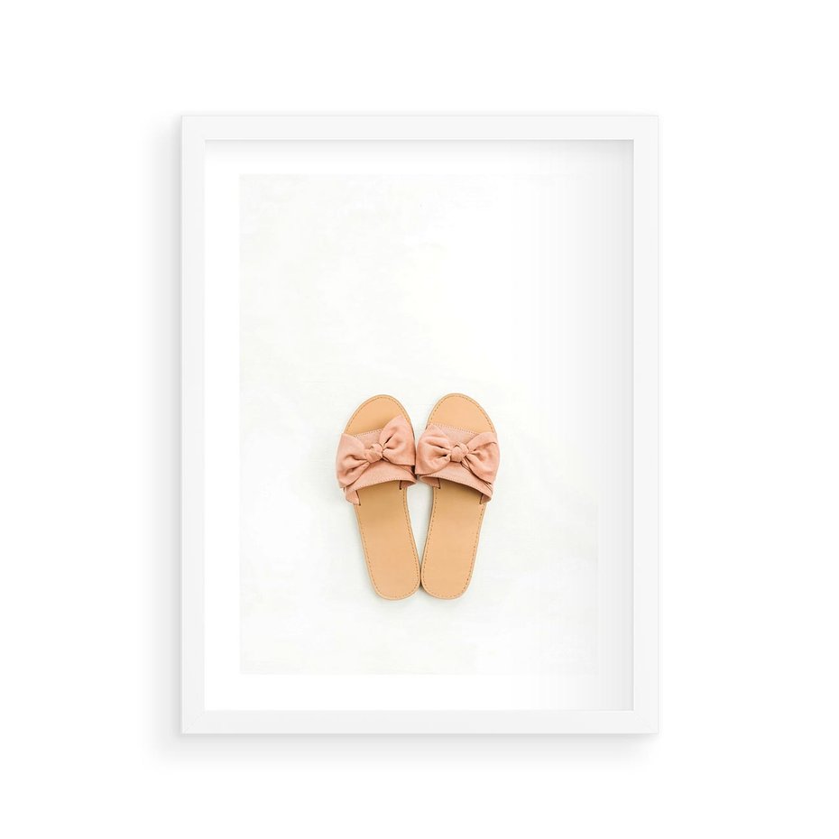 Plakat w ramie 30x40 - Minimalistyczna Moda: Klapki na Białym Tle - klapki, minimalizm - rama biała