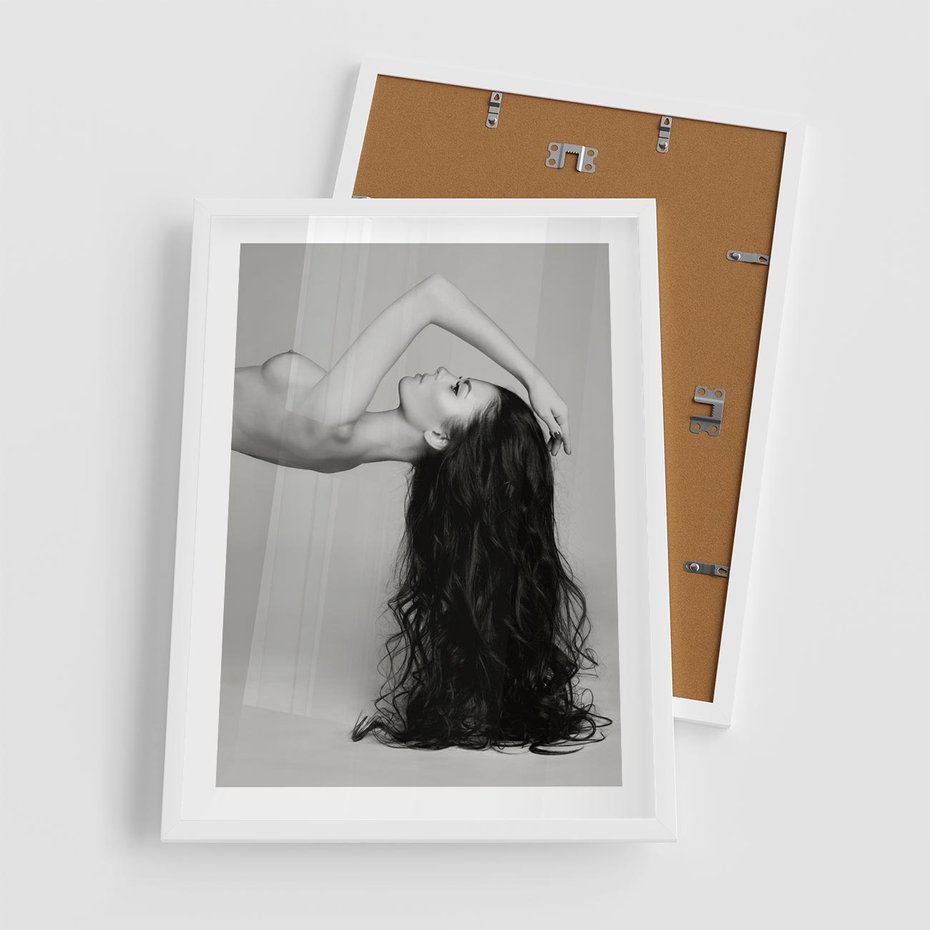 Plakat w ramie 50x70 - Piękno włosów kobiety w ruchu - włosy, piękno - rama biała