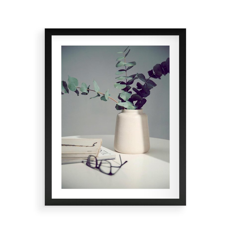 Plakat w ramie 40x50 - Eukaliptusowa Cisza - kompozycja, liście eukaliptusa w wazonie - rama czarna