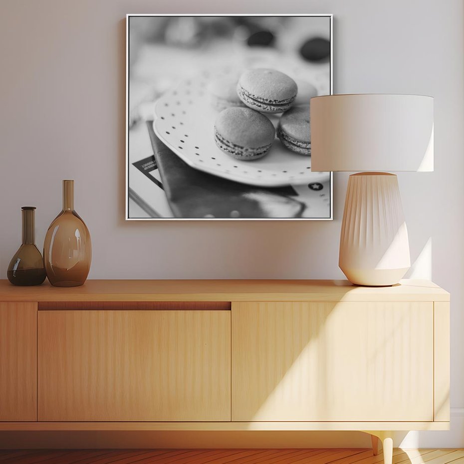 Obraz w ramie 80x80 - Makaroniki w Szarości - czarno biała fotografia, plakat - rama biała