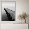 Obraz w ramie 80x120 - Mglista Perspektywa - czarno biała fotografia, drewniany pomost na jeziorze - rama biała