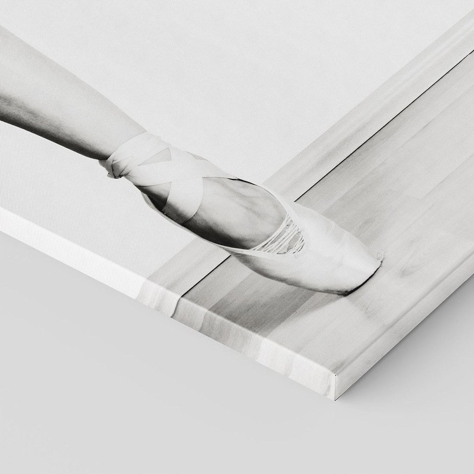 Obraz na płótnie 50x70 - Tańcząca Delikatność - artystyczne zdjęcie, odcienie szarości