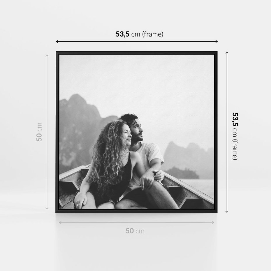 Obraz w ramie 50x50 - Księga mglistych marzeń - czarno biała fotografia, para zakochanych w łodzi - rama czarna
