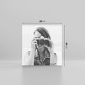 Obraz na płótnie 60x60 - Zrób mi Zdjęcie - fotografia, kobieta z aparatem