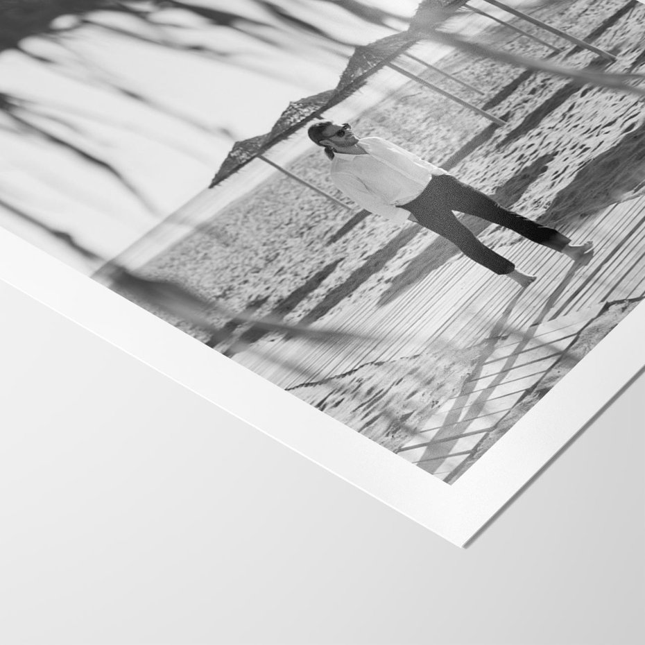 Plakat bez ramy 30x40 - Wakacyjny Spacer - czarno białe zdjecie, plaża