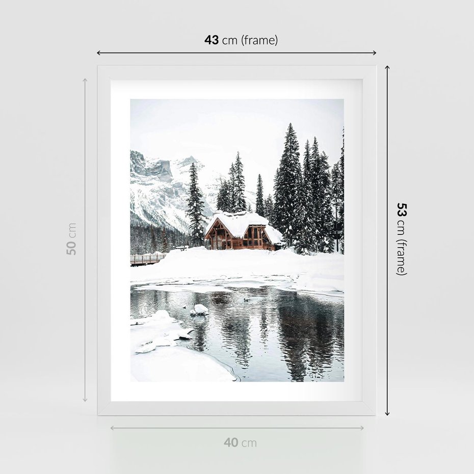 Plakat w ramie 40x50 - Urok Zimowego Krajobrazu - domek w górach, zima - rama biała
