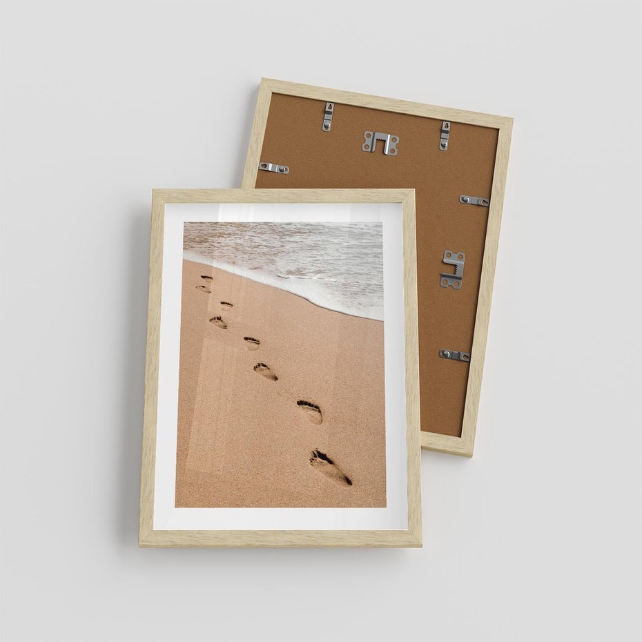 Plakat w ramie 30x40 - Ślady Stóp na Plaży: Spacer nad Morzem - plaża, ślady stóp na piasku - rama drewno