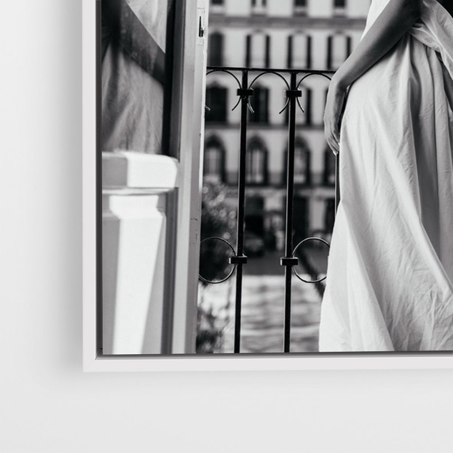 Obraz w ramie 50x70 - Poranki w Paryżu - czarno białe zdjęcie, kobieta w prześcieradle na balkonie - rama biała