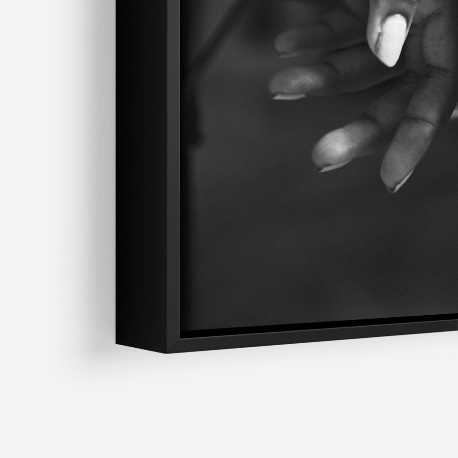Obraz w ramie 50x70 - Splątane Uczucia - czarno biała fotografia, artystyczna - rama czarna