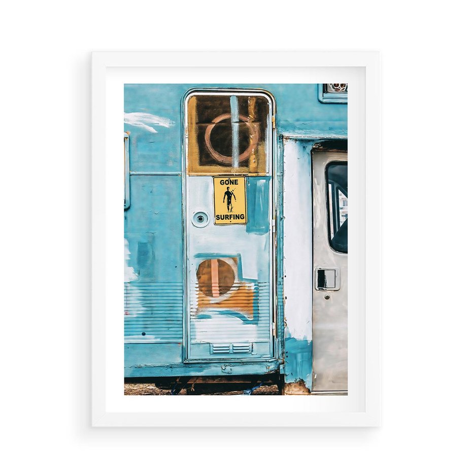 Plakat w ramie 50x70 - Nostalgiczna Podróż - stara przyczepa kempingowa, niebieskie kolory - rama biała