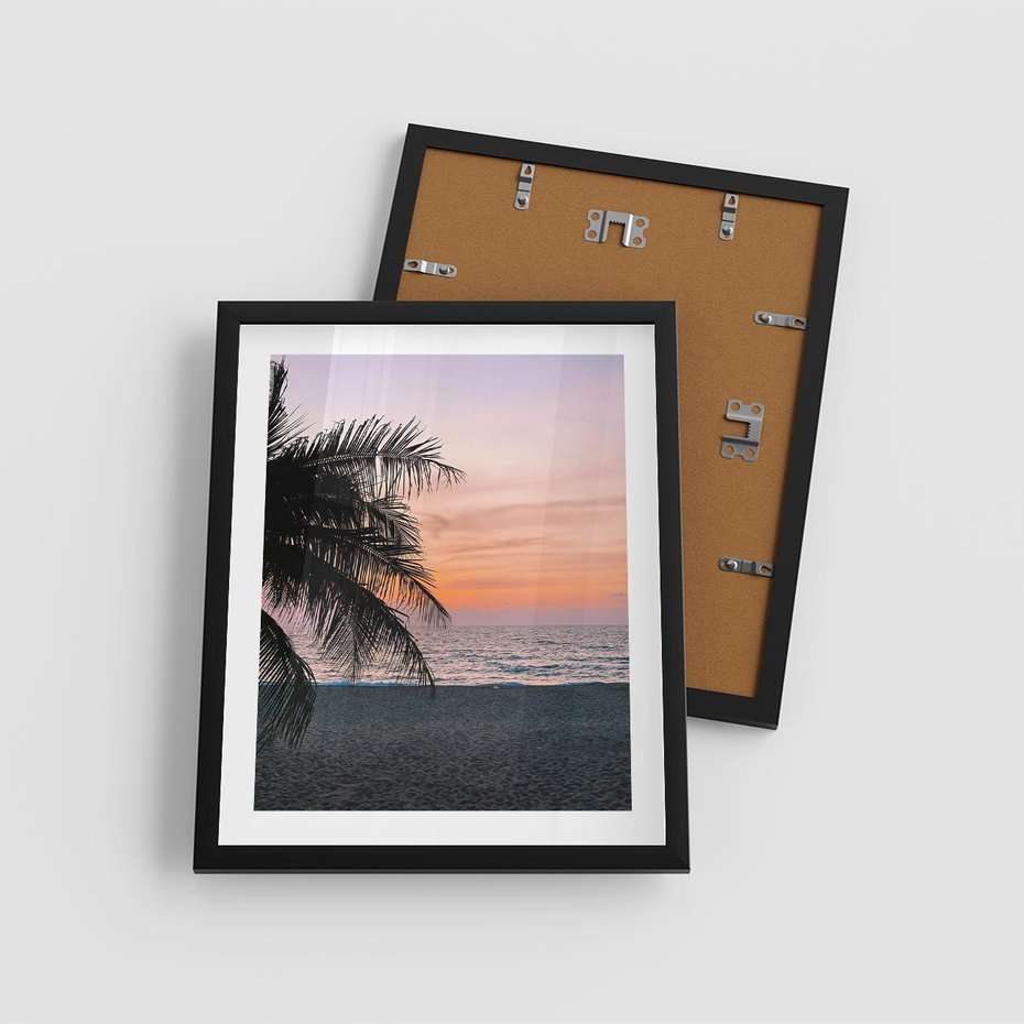 Plakat w ramie 40x50 - Tropikalny Zachód Słońca: Piękno Palmy - palma, nad morzem - rama czarna