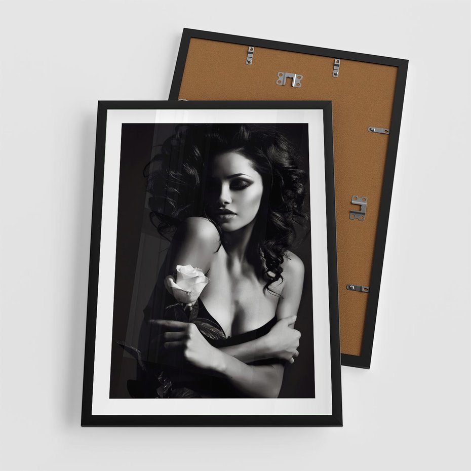 Plakat w ramie 50x70 - Piękno kobiecego aktu uchwycone - kobieta, akt - rama czarna