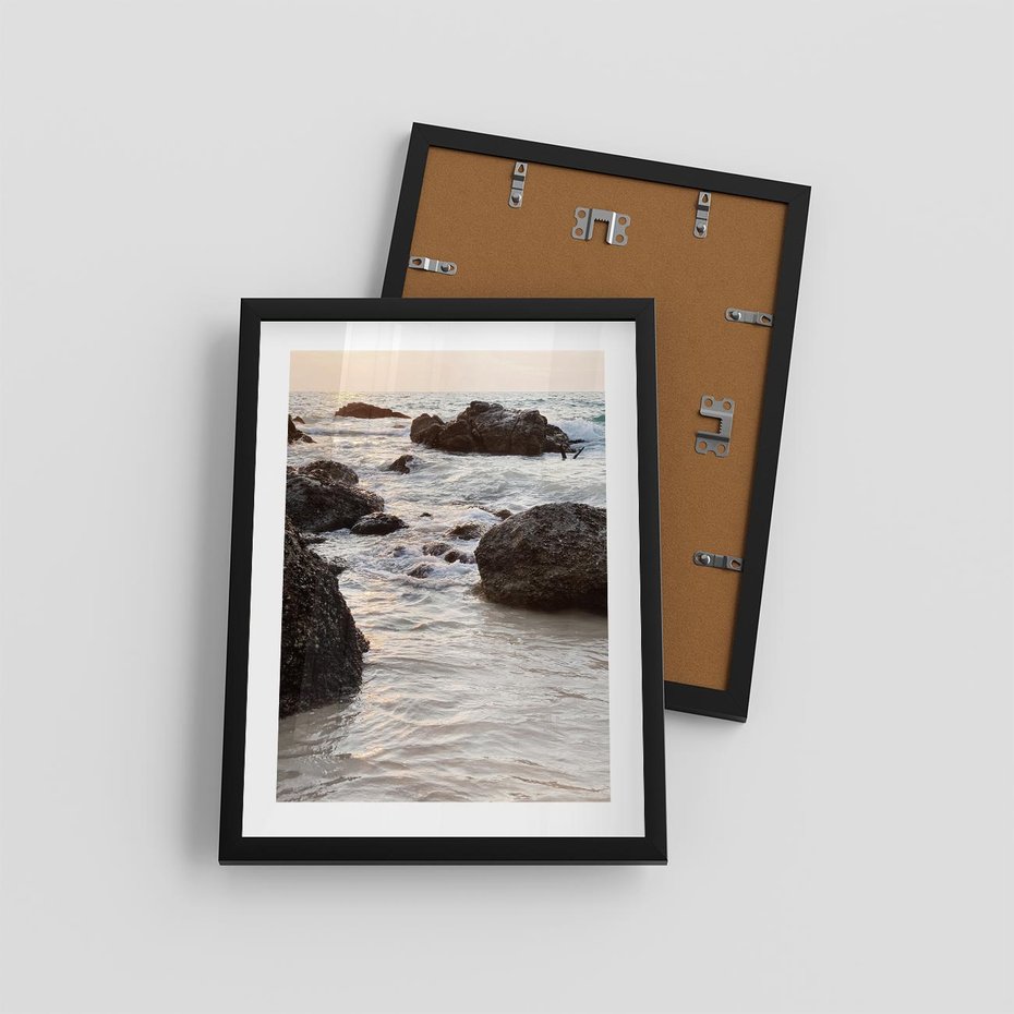 Plakat w ramie 30x40 - Dramatyczna Sceneria: Morze i Skały nad Brzegiem - fale, morze - rama czarna