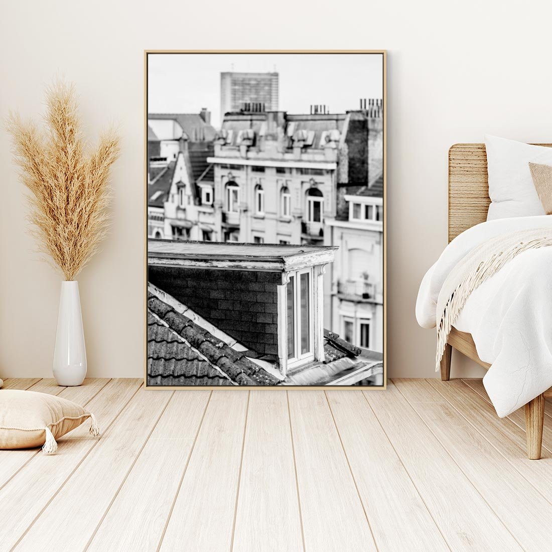 Obraz w ramie 80x120 - Miasto w Retro Odsłonie - fotografia czarno biała, ujęcie na dachy wielkiego miasta - rama drewno